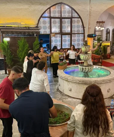 Şanlıurfa Sıra Gecesi – Avluda halay