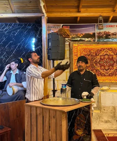 Şanlıurfa Sıra Gecesi – Çiğköfte hazırlığı