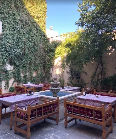 Şanlıurfa otel konaklama – Açık avlu ve oturma alanı
